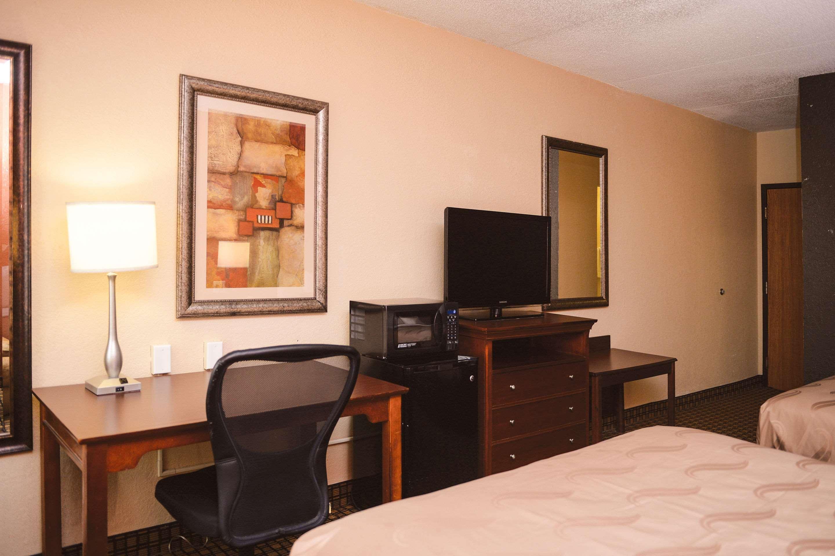 Quality Inn & Suites Ames Conference Center Near Isu Campus Exterior foto