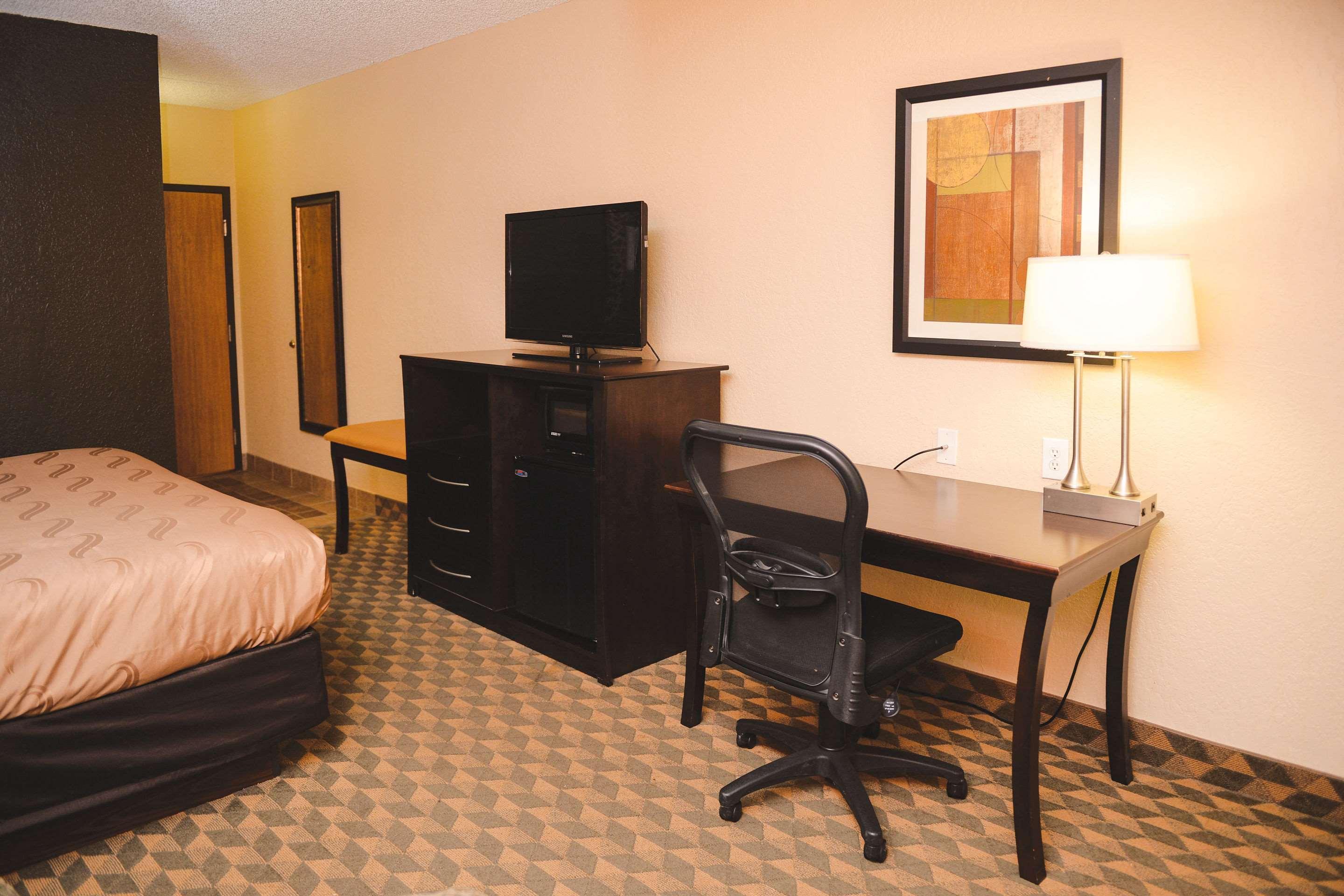 Quality Inn & Suites Ames Conference Center Near Isu Campus Exterior foto