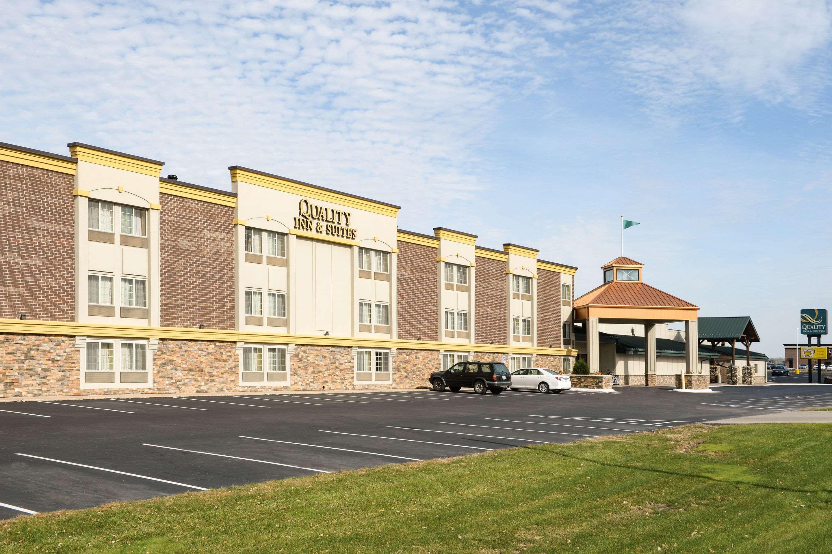 Quality Inn & Suites Ames Conference Center Near Isu Campus Exterior foto